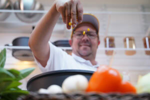 Severin Fuchs beim Kochen